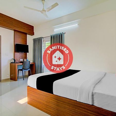 Vaccinated Staff- Capital O 74715 Phoenix Holidays Hotel Kochi ภายนอก รูปภาพ