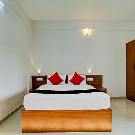 Vaccinated Staff- Capital O 74715 Phoenix Holidays Hotel Kochi ภายนอก รูปภาพ