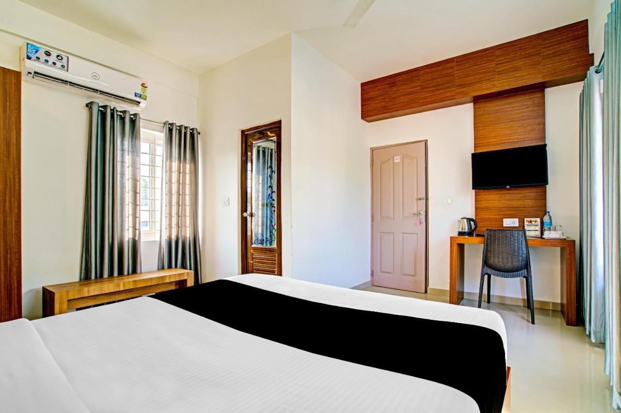Vaccinated Staff- Capital O 74715 Phoenix Holidays Hotel Kochi ภายนอก รูปภาพ