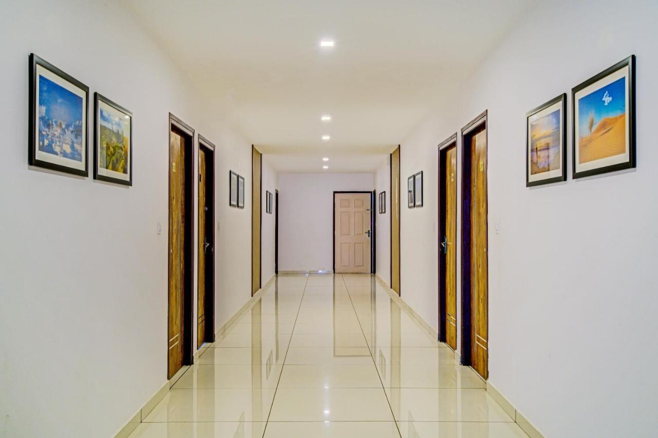 Vaccinated Staff- Capital O 74715 Phoenix Holidays Hotel Kochi ภายนอก รูปภาพ