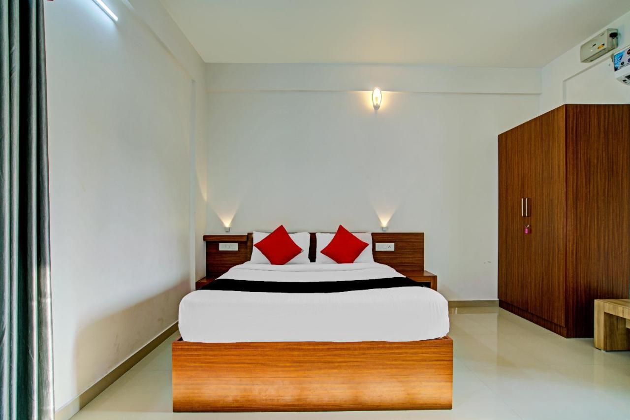 Vaccinated Staff- Capital O 74715 Phoenix Holidays Hotel Kochi ภายนอก รูปภาพ