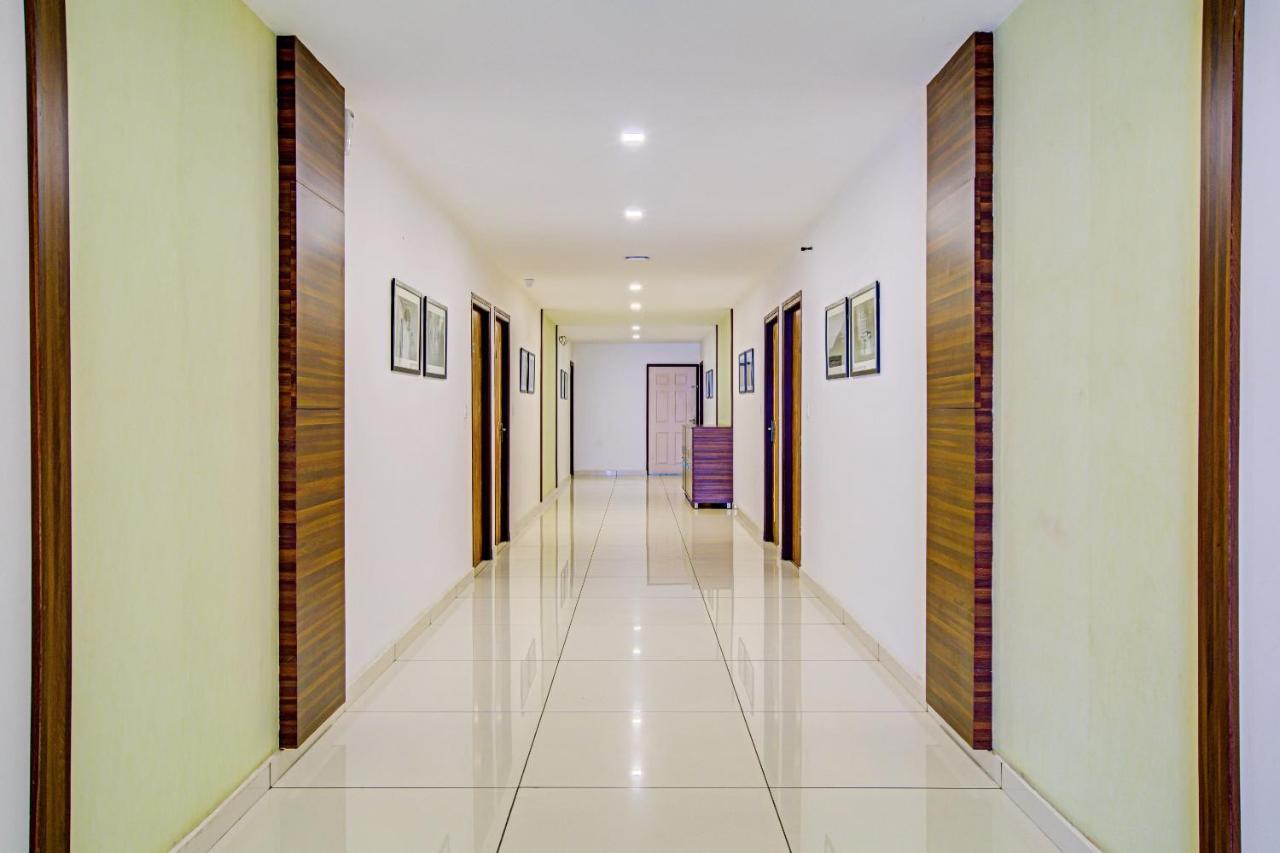 Vaccinated Staff- Capital O 74715 Phoenix Holidays Hotel Kochi ภายนอก รูปภาพ
