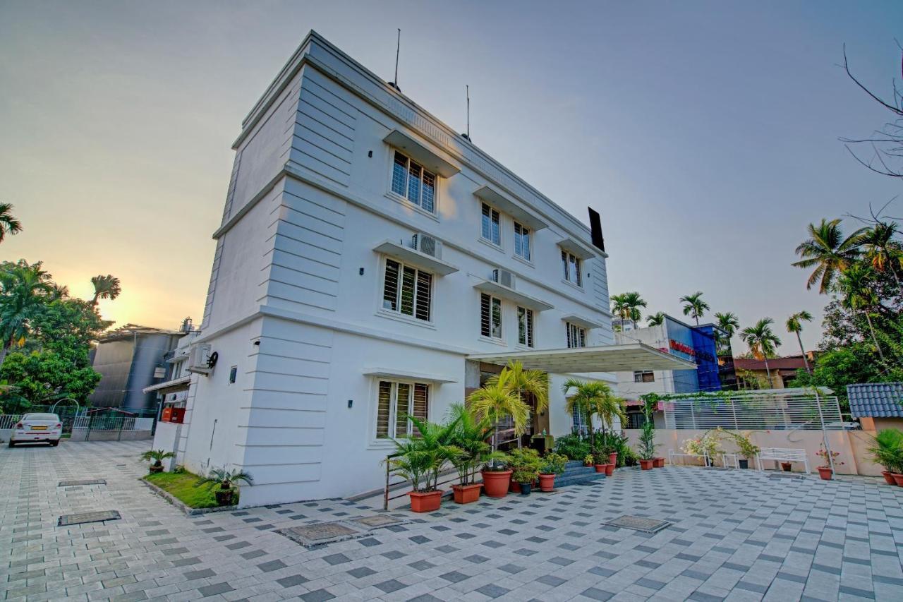 Vaccinated Staff- Capital O 74715 Phoenix Holidays Hotel Kochi ภายนอก รูปภาพ