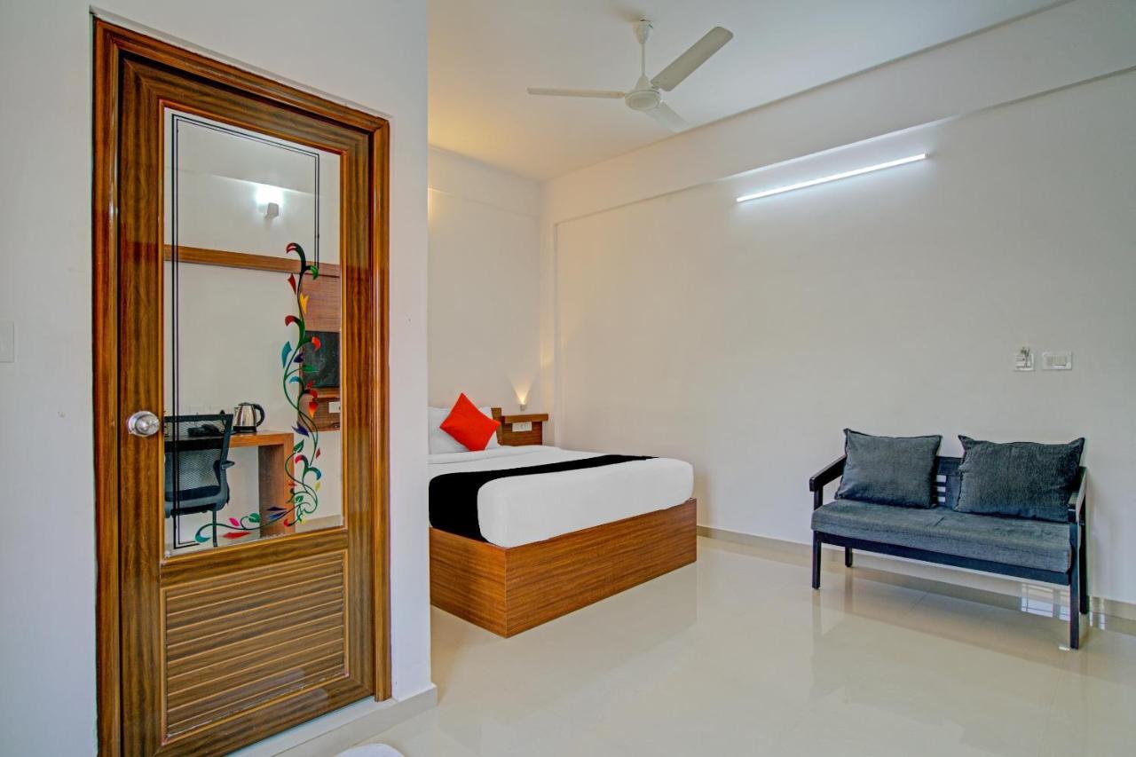 Vaccinated Staff- Capital O 74715 Phoenix Holidays Hotel Kochi ภายนอก รูปภาพ
