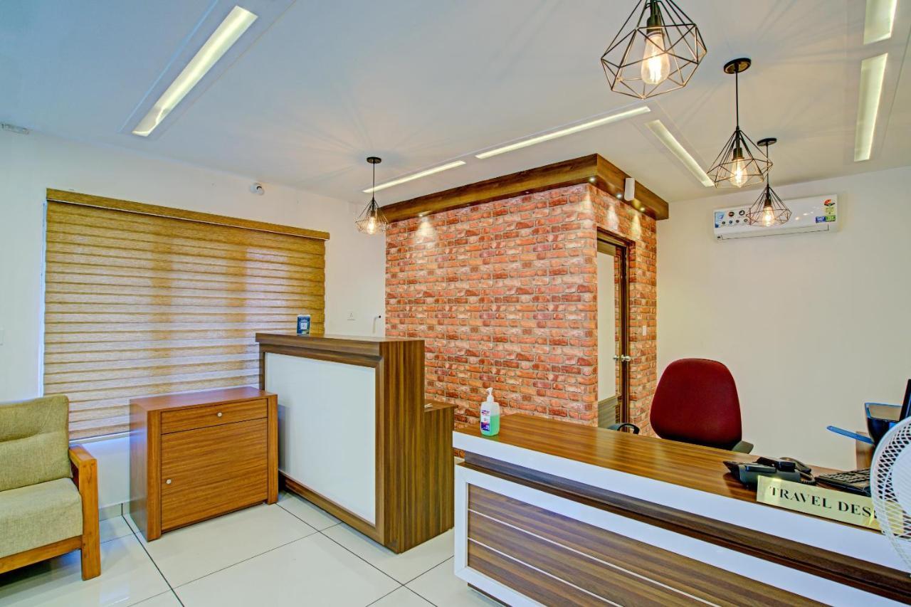 Vaccinated Staff- Capital O 74715 Phoenix Holidays Hotel Kochi ภายนอก รูปภาพ