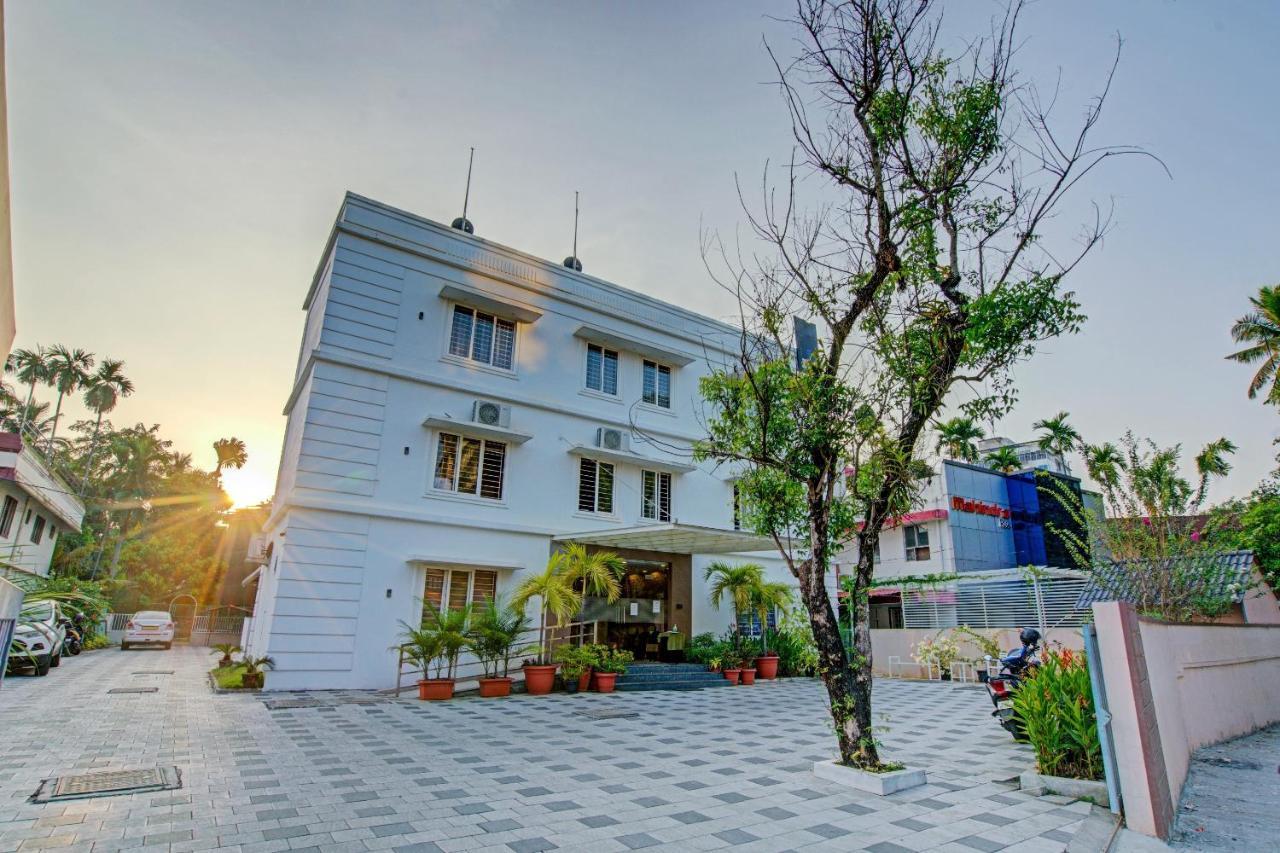 Vaccinated Staff- Capital O 74715 Phoenix Holidays Hotel Kochi ภายนอก รูปภาพ