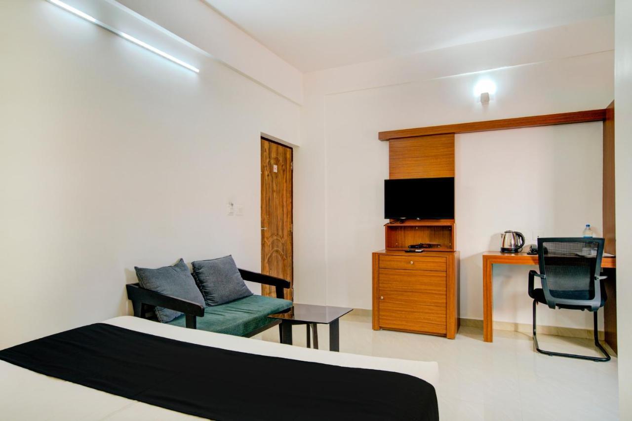 Vaccinated Staff- Capital O 74715 Phoenix Holidays Hotel Kochi ภายนอก รูปภาพ