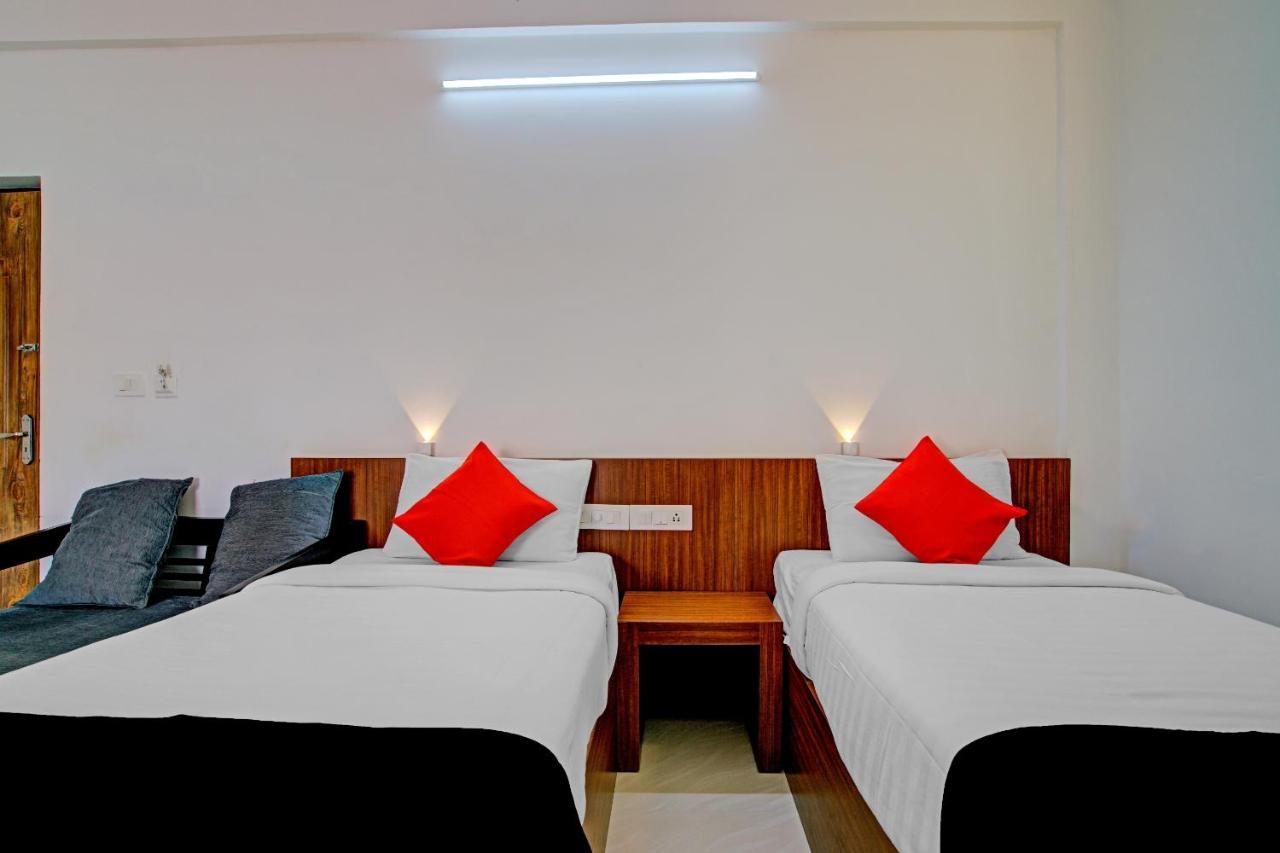 Vaccinated Staff- Capital O 74715 Phoenix Holidays Hotel Kochi ภายนอก รูปภาพ