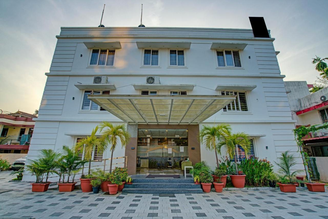 Vaccinated Staff- Capital O 74715 Phoenix Holidays Hotel Kochi ภายนอก รูปภาพ