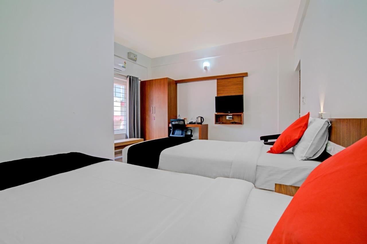 Vaccinated Staff- Capital O 74715 Phoenix Holidays Hotel Kochi ภายนอก รูปภาพ