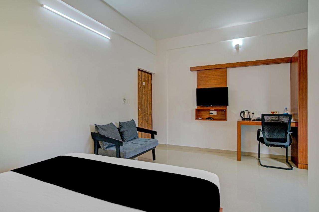 Vaccinated Staff- Capital O 74715 Phoenix Holidays Hotel Kochi ภายนอก รูปภาพ